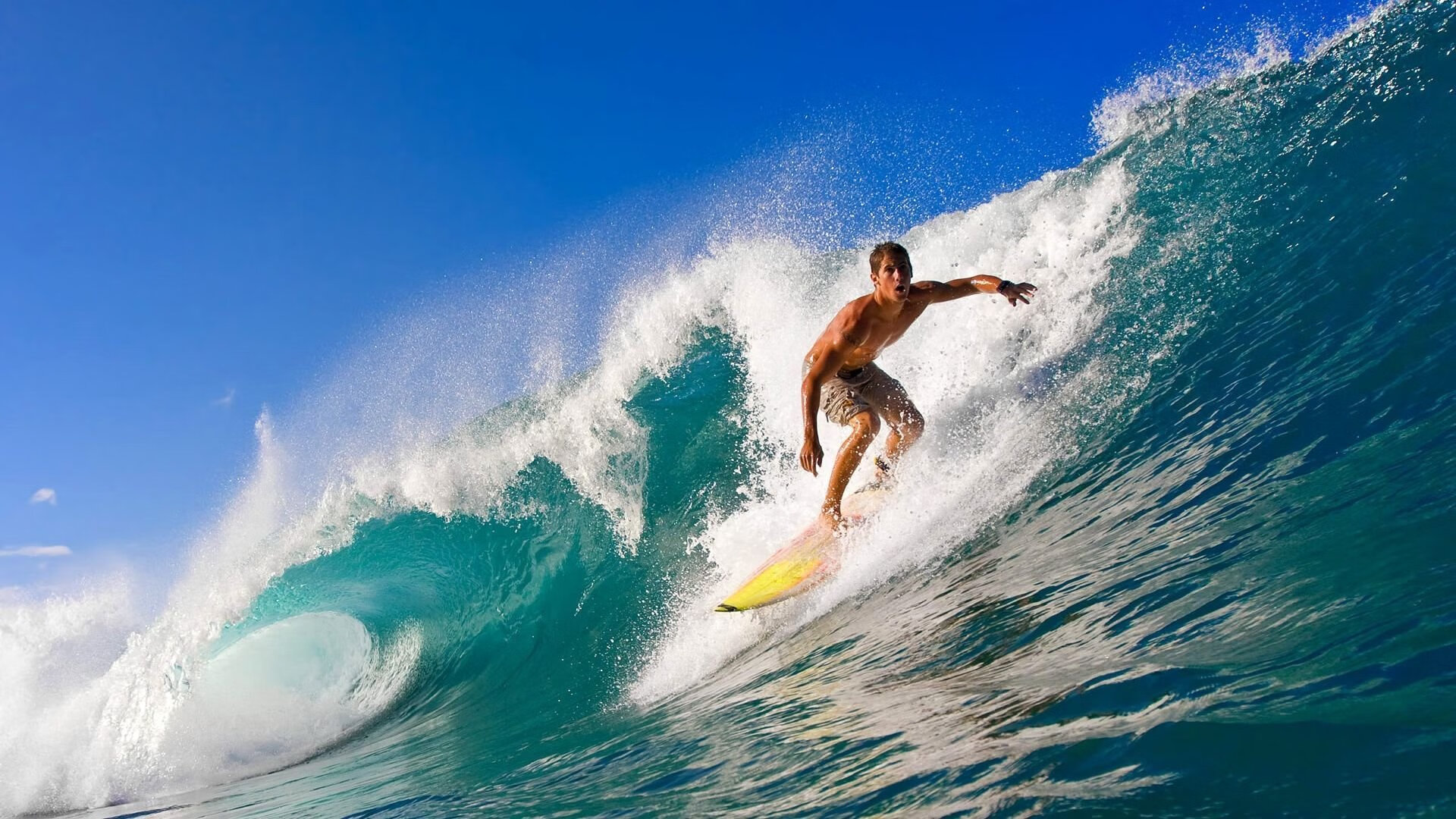 开云网址-法甲天王之战：巴黎PK马赛，冠军归属悬念重重，巴黎对阵马赛现场球迷竖起巨幅龙珠tifo